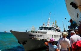 прогулочный теплоход готов к отплытию Морские экскурсии в Феодосии