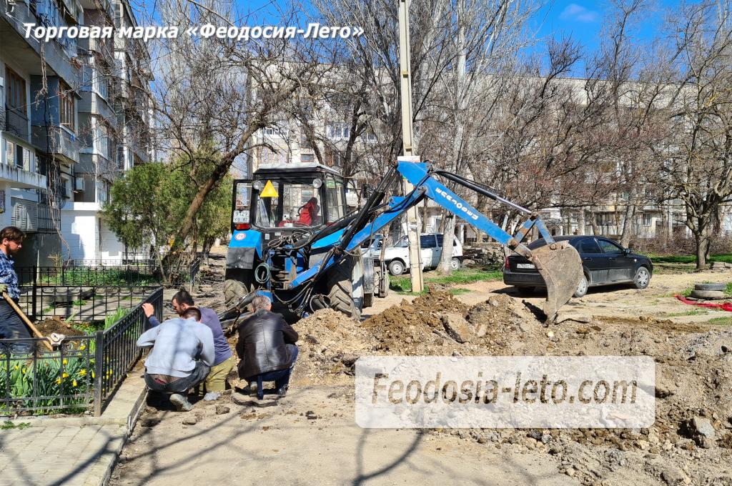 Работы по благоустройству в городе Феодосия Экскаваторные работы во дворе