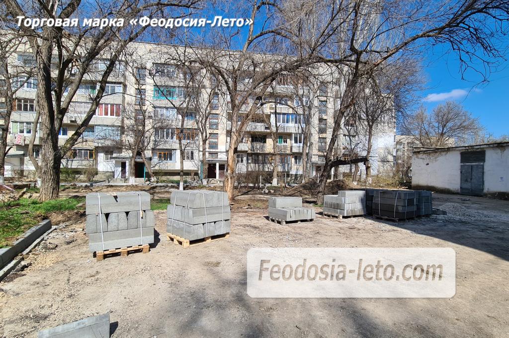 Работы по благоустройству в городе Феодосия монтируется тротуарная плитка