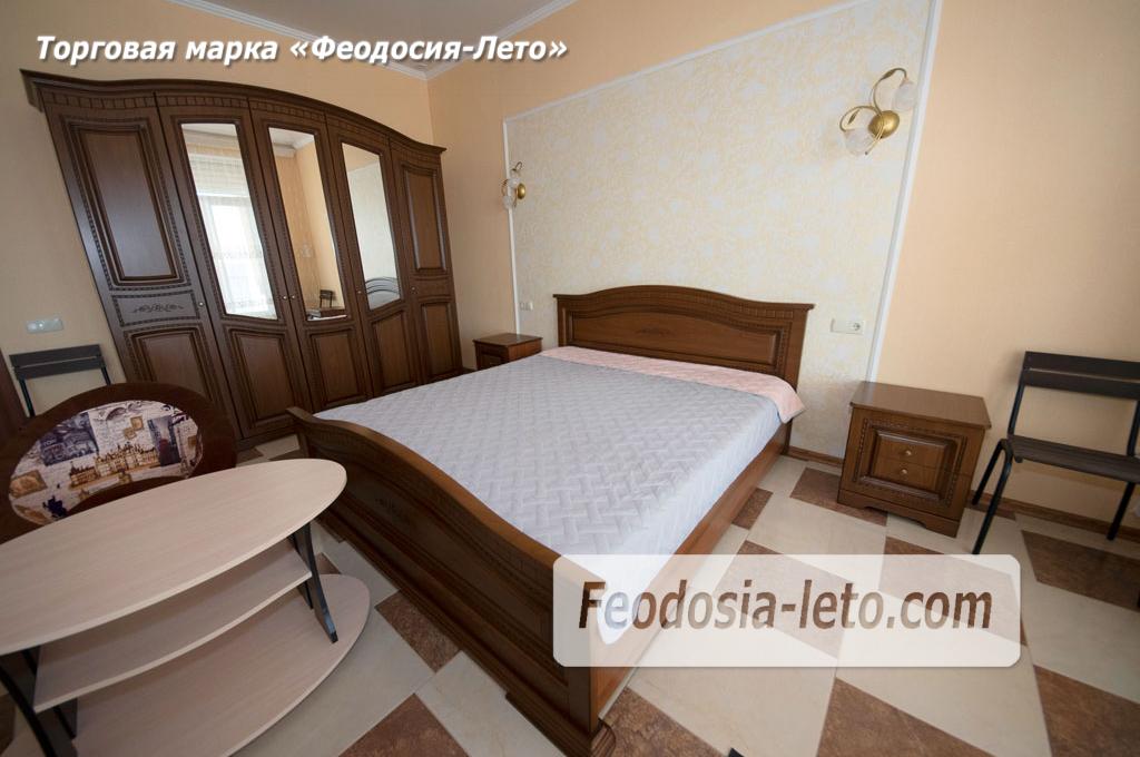 спальная комната с кроватью Квартира в Феодосии на длительный срок
