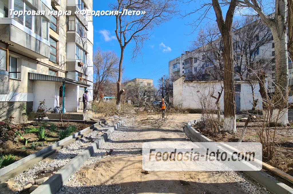 Работы по благоустройству в городе Феодосия меняется дорожное покрытие