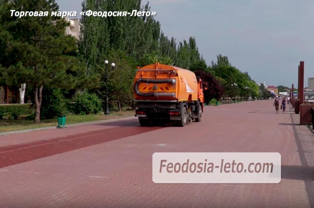 производится регулярная уборка набережной Пляжи Феодосии и город приводят в порядок