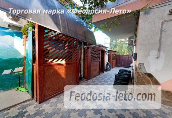 Двор коттеджа в Феодосии на улице Гольцмановской - фотография № 4