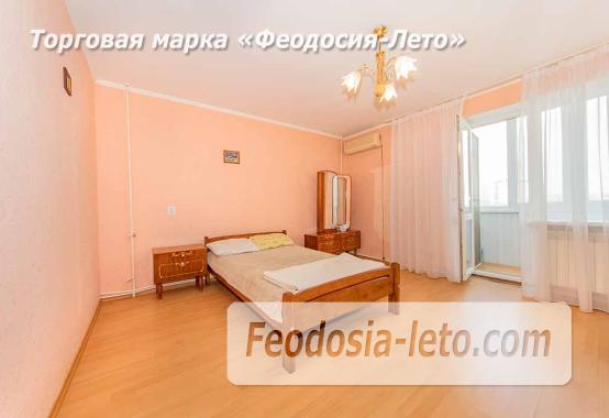 Уютная 2‑комнатная квартира на 4‑м этаже в Феодосии (бульвар Старшинова, 12): панорамный вид, застеклённый балкон, автономное отопление. Рядом — море (8 мин), набережная, Комсомольский парк, рынок. Заселение сразу. - фотография № 1