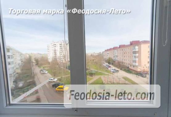Уютная 2‑комнатная квартира на 4‑м этаже в Феодосии (бульвар Старшинова, 12): панорамный вид, застеклённый балкон, автономное отопление. Рядом — море (8 мин), набережная, Комсомольский парк, рынок. Заселение сразу. - фотография № 6