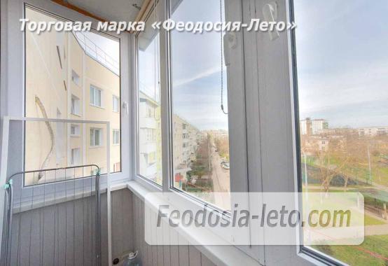 Уютная 2‑комнатная квартира на 4‑м этаже в Феодосии (бульвар Старшинова, 12): панорамный вид, застеклённый балкон, автономное отопление. Рядом — море (8 мин), набережная, Комсомольский парк, рынок. Заселение сразу. - фотография № 7