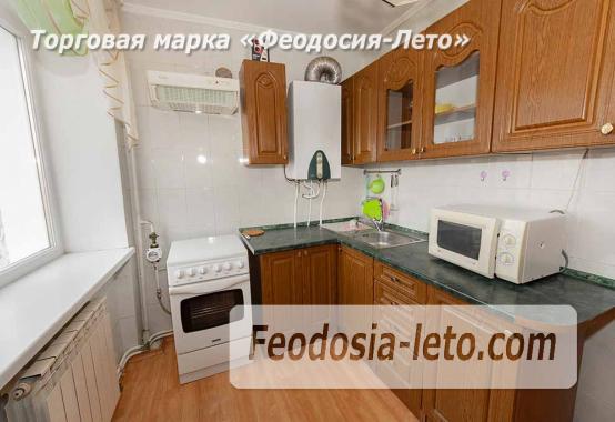 Уютная 2‑комнатная квартира на 4‑м этаже в Феодосии (бульвар Старшинова, 12): панорамный вид, застеклённый балкон, автономное отопление. Рядом — море (8 мин), набережная, Комсомольский парк, рынок. Заселение сразу. - фотография № 17