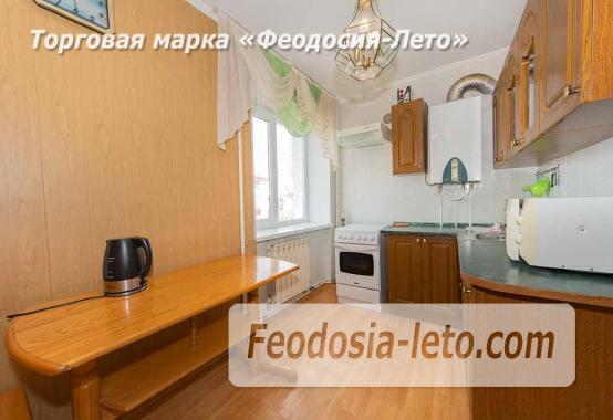 Уютная 2‑комнатная квартира на 4‑м этаже в Феодосии (бульвар Старшинова, 12): панорамный вид, застеклённый балкон, автономное отопление. Рядом — море (8 мин), набережная, Комсомольский парк, рынок. Заселение сразу. - фотография № 18