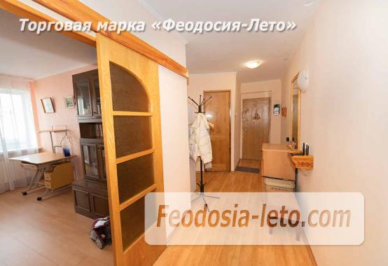 Уютная 2‑комнатная квартира на 4‑м этаже в Феодосии (бульвар Старшинова, 12): панорамный вид, застеклённый балкон, автономное отопление. Рядом — море (8 мин), набережная, Комсомольский парк, рынок. Заселение сразу. - фотография № 21