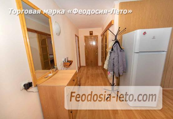 Уютная 2‑комнатная квартира на 4‑м этаже в Феодосии (бульвар Старшинова, 12): панорамный вид, застеклённый балкон, автономное отопление. Рядом — море (8 мин), набережная, Комсомольский парк, рынок. Заселение сразу. - фотография № 22