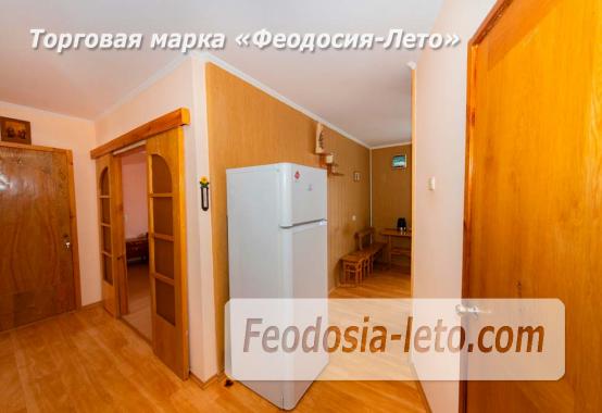Уютная 2‑комнатная квартира на 4‑м этаже в Феодосии (бульвар Старшинова, 12): панорамный вид, застеклённый балкон, автономное отопление. Рядом — море (8 мин), набережная, Комсомольский парк, рынок. Заселение сразу. - фотография № 19