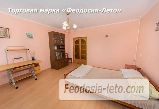 Уютная 2‑комнатная квартира на 4‑м этаже в Феодосии (бульвар Старшинова, 12): панорамный вид, застеклённый балкон, автономное отопление. Рядом — море (8 мин), набережная, Комсомольский парк, рынок. Заселение сразу. - фотография № 3