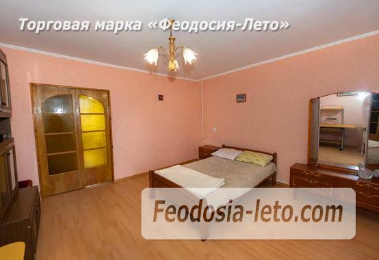 Уютная 2‑комнатная квартира на 4‑м этаже в Феодосии (бульвар Старшинова, 12): панорамный вид, застеклённый балкон, автономное отопление. Рядом — море (8 мин), набережная, Комсомольский парк, рынок. Заселение сразу. - фотография № 4