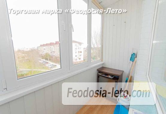 Уютная 2‑комнатная квартира на 4‑м этаже в Феодосии (бульвар Старшинова, 12): панорамный вид, застеклённый балкон, автономное отопление. Рядом — море (8 мин), набережная, Комсомольский парк, рынок. Заселение сразу. - фотография № 5