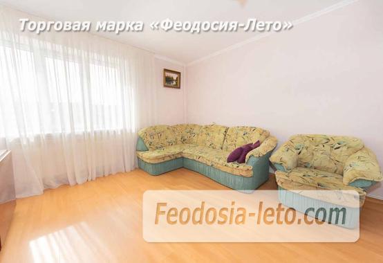 Уютная 2‑комнатная квартира на 4‑м этаже в Феодосии (бульвар Старшинова, 12): панорамный вид, застеклённый балкон, автономное отопление. Рядом — море (8 мин), набережная, Комсомольский парк, рынок. Заселение сразу. - фотография № 10