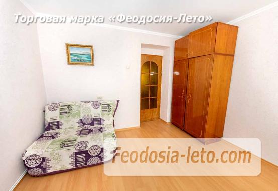 Уютная 2‑комнатная квартира на 4‑м этаже в Феодосии (бульвар Старшинова, 12): панорамный вид, застеклённый балкон, автономное отопление. Рядом — море (8 мин), набережная, Комсомольский парк, рынок. Заселение сразу. - фотография № 11