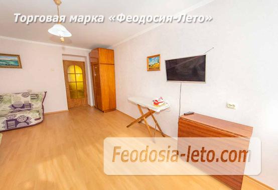 Уютная 2‑комнатная квартира на 4‑м этаже в Феодосии (бульвар Старшинова, 12): панорамный вид, застеклённый балкон, автономное отопление. Рядом — море (8 мин), набережная, Комсомольский парк, рынок. Заселение сразу. - фотография № 12