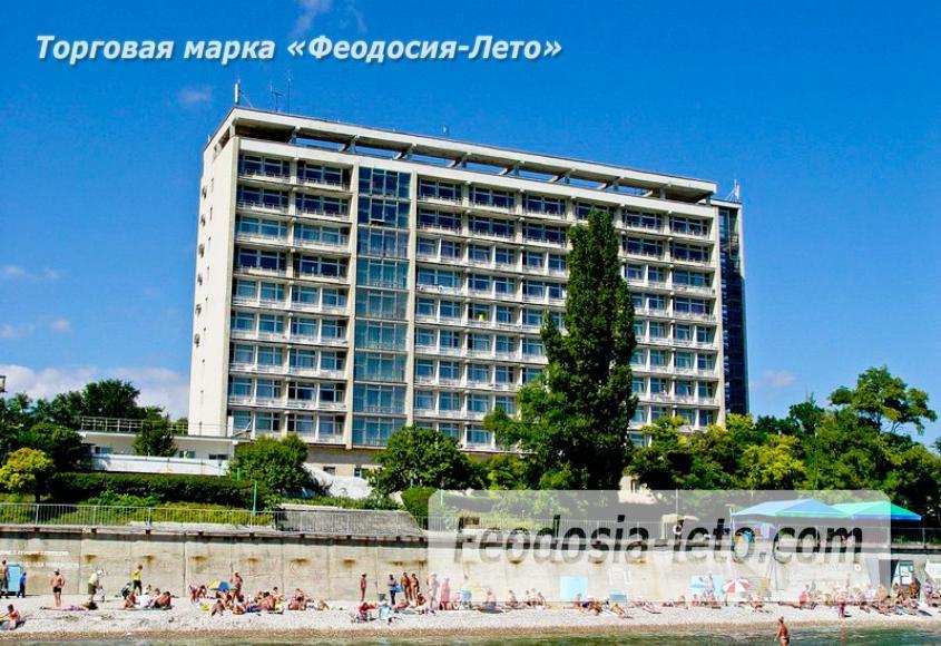 Пляж Ай-Петри, рядом с кафе Суворинские камни в Феодосии - фотография № 1