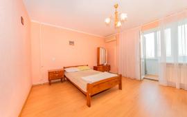 спальная комната Уютная 2‑комнатная квартира на 4‑м этаже в Феодосии (бульвар Старшинова, 12): панорамный вид, застеклённый балкон, автономное отопление. Рядом — море (8 мин), набережная, Комсомольский парк, рынок. Заселение сразу.