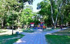живописный парк с лавочками и вечерним освещением Парки Феодосии - Морсад