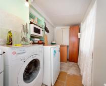 Кухня общего пользования во дворе в мини гостинице в Феодосии на улице 3-го Интернационала - фотография № 2