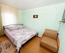 2-комнатный номер на 3 этаже в мини гостинице в Феодосии на улице 3-го Интернационала - фотография № 1